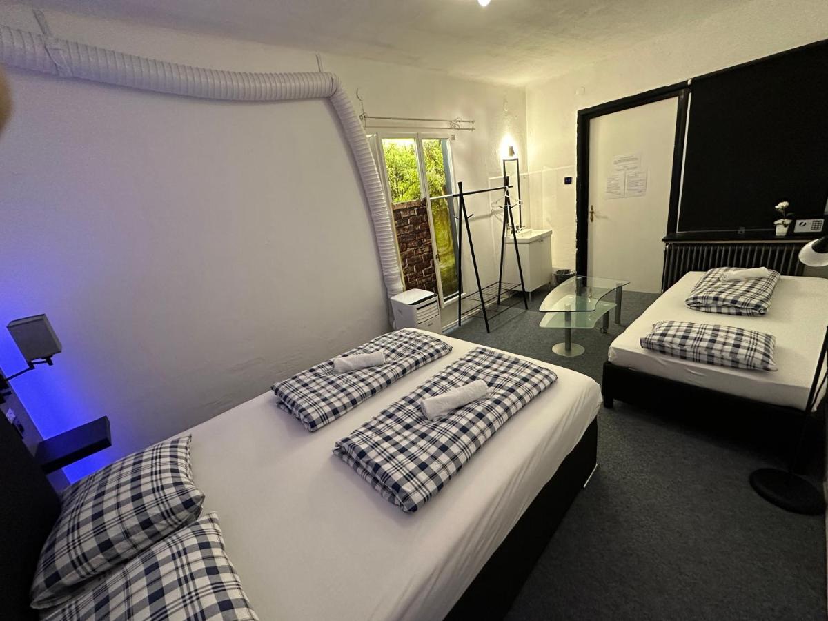 Hostel Lovely Rooms, City Center, Shared Bathroom, Windows To Corridor 빌라흐 외부 사진