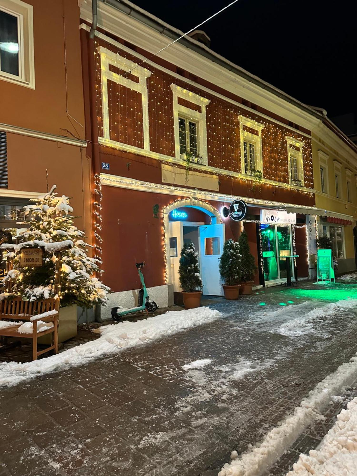 Hostel Lovely Rooms, City Center, Shared Bathroom, Windows To Corridor 빌라흐 외부 사진