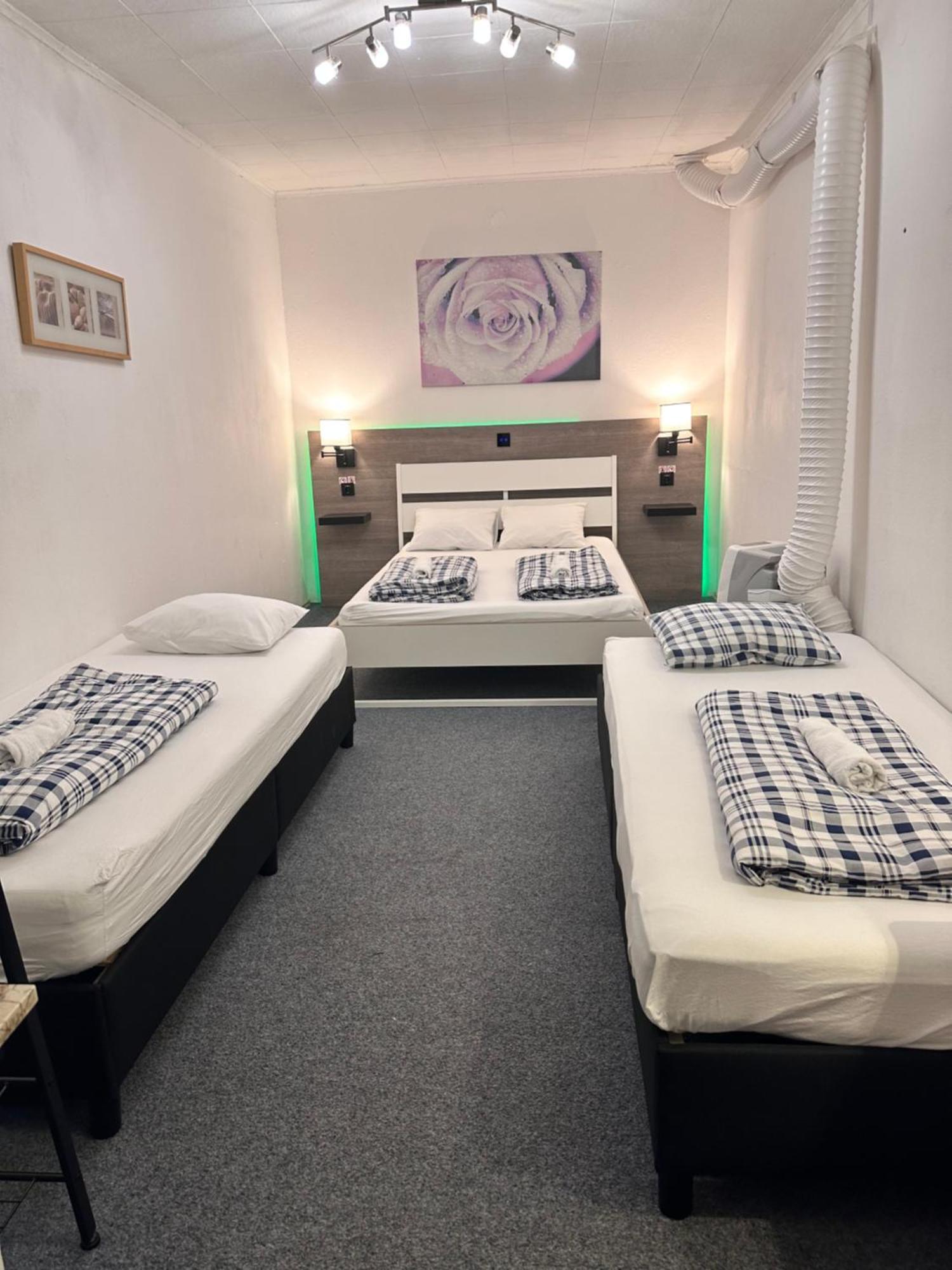 Hostel Lovely Rooms, City Center, Shared Bathroom, Windows To Corridor 빌라흐 객실 사진