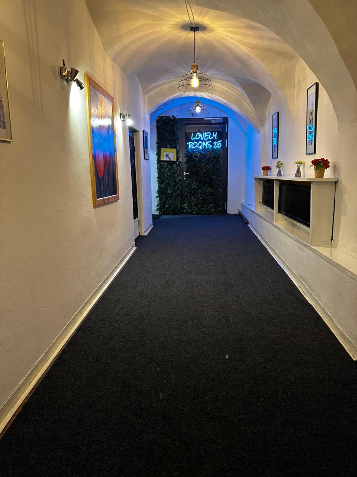 Hostel Lovely Rooms, City Center, Shared Bathroom, Windows To Corridor 빌라흐 외부 사진