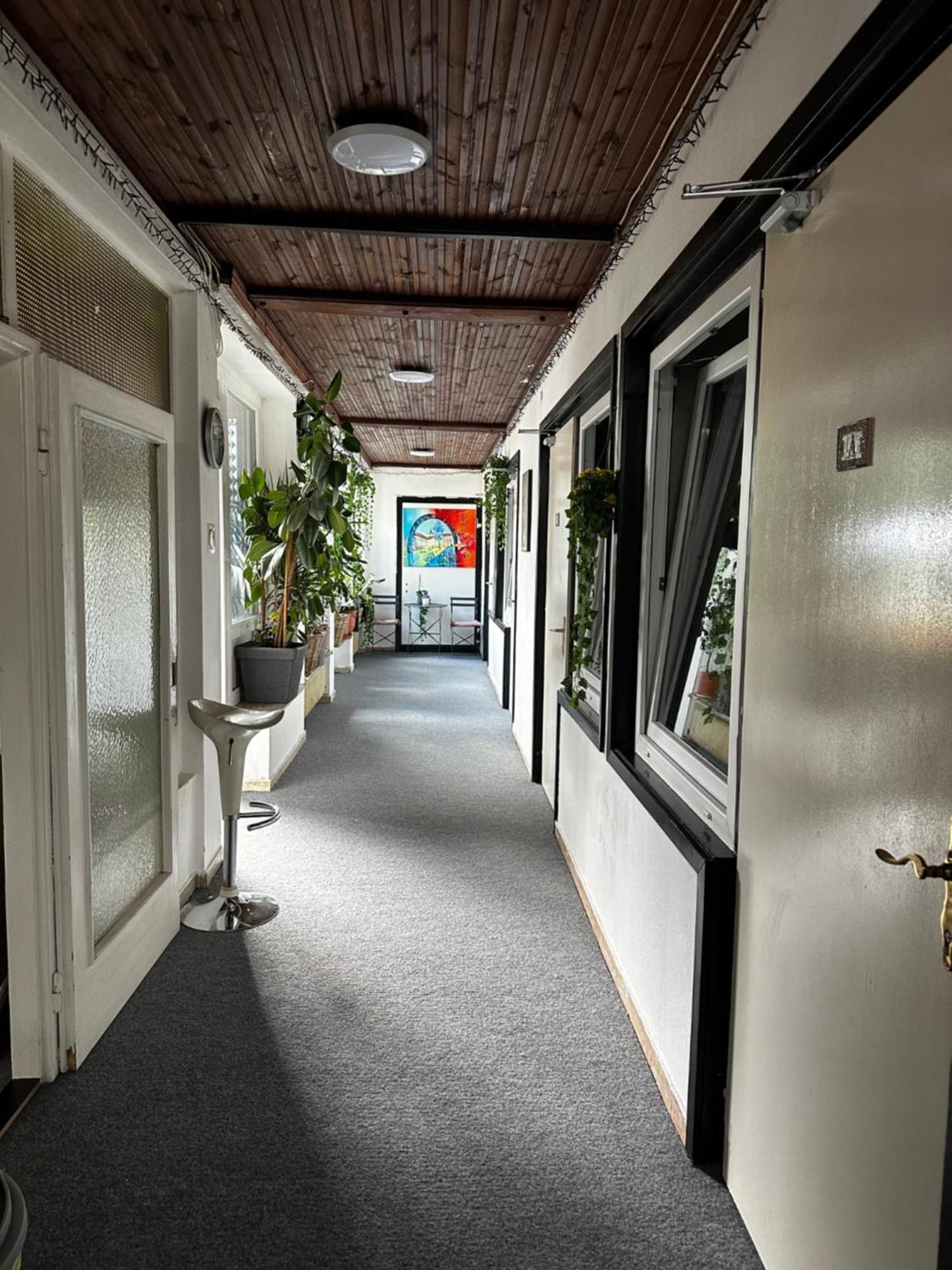 Hostel Lovely Rooms, City Center, Shared Bathroom, Windows To Corridor 빌라흐 외부 사진