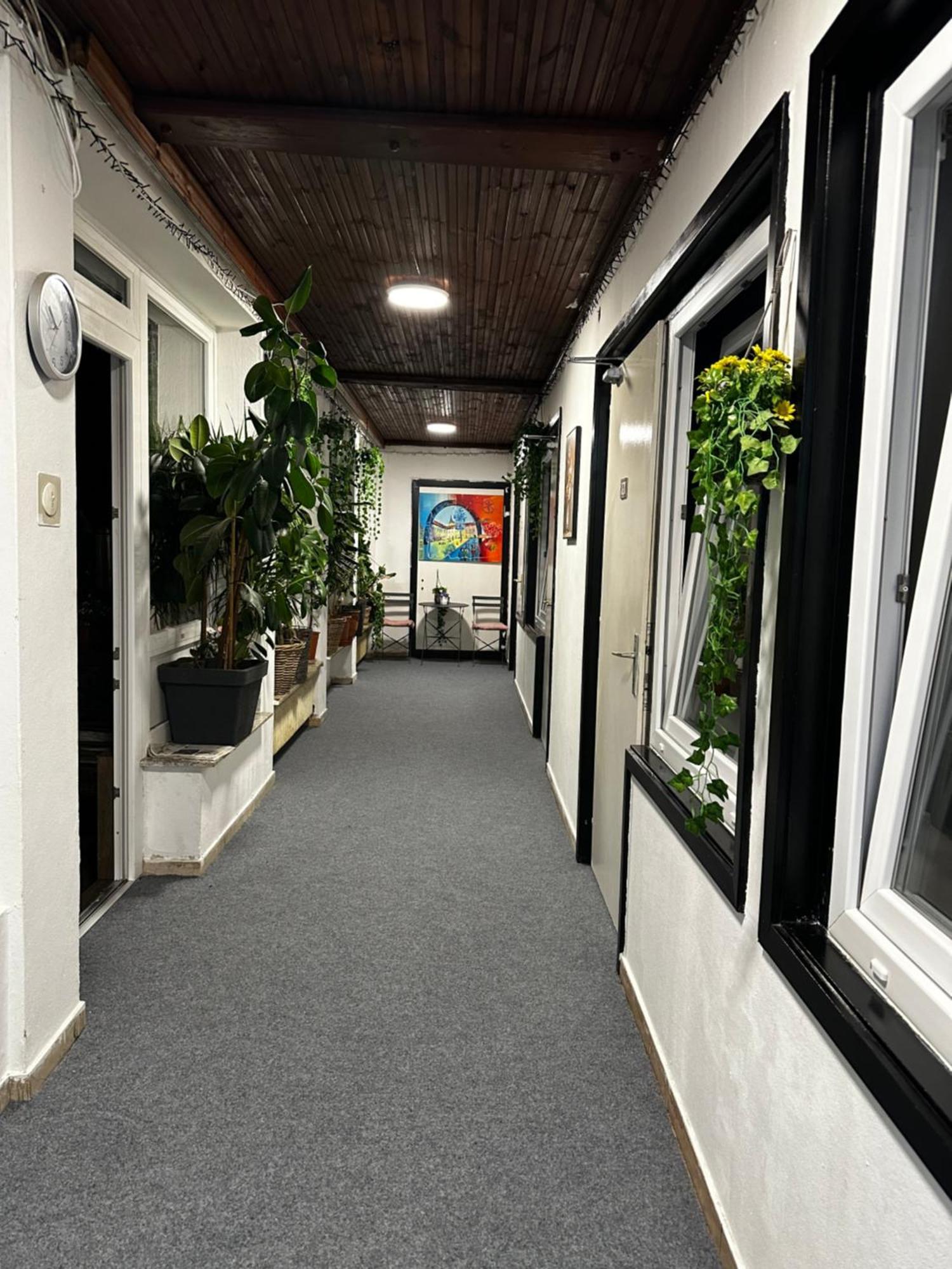 Hostel Lovely Rooms, City Center, Shared Bathroom, Windows To Corridor 빌라흐 외부 사진